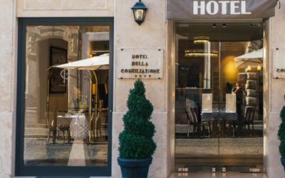 hotel entree pexels martin péchy 2844474